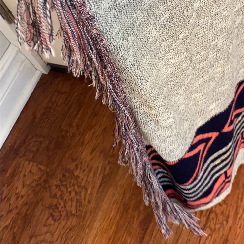 Aztec print Poncho - Picture 3 of 4